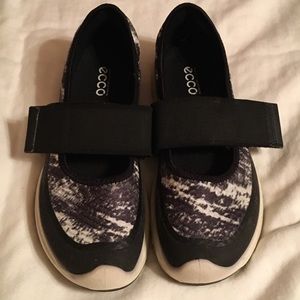 Almost new!  Women’s ECCO black/white Mary Janes